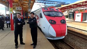 南迴鐵路電氣化20日通車  林佳龍：一日鐵道生活圈環島鐵路電氣化最後一哩路－南迴鐵路電氣化20日通車，交通部長林佳龍（前右）、立委劉櫂豪（前左）17日試乘，宣布正式進入全台一日鐵道生活圈。中央社記者盧太城台東攝  109年12月17日