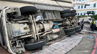 快訊／過彎失控意外！新店水泥車翻覆