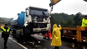 台62線瑞濱匝道口發生化學槽車追撞工程車事故。（圖／翻攝畫面）