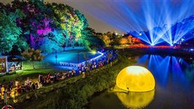 嘉市光織影舞展獲美國紐約設計銀質獎嘉義市光織影舞活動獲得美國紐約設計獎的「策劃展覽項目」銀質獎，活動運用光影效果，營造藝術視覺饗宴，展演1個月就吸引80萬人次前往參觀。（嘉義市政府提供）中央社記者黃國芳傳真  109年12月17日