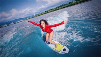 撕下名媛標籤！她40歲成衝浪國手