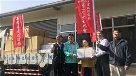 雲林挺第一線醫護人員　募防疫物資送3大醫院雲林縣議員廖郁賢（中）有感於年初時醫療資源欠缺，找雲林縣雲邑百二庄老大媽會勸募，17日捐贈醫療用手套和醫療用防護衣給雲林基督教醫院等3間醫院。中央社記者姜宜菁攝  109年12月17日