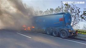 台61線南下282公里處驚傳水泥槽車翻覆起火事故。（圖／翻攝畫面）