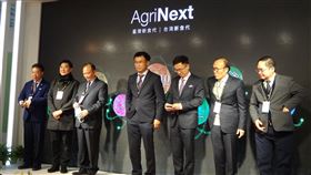 區分台灣豬標章貼紙  陳吉仲：看到圓形就是國產萊豬110年元旦叩關，農委會推出台灣豬識別標章、衛福部也提供台灣豬貼紙下載，有業者感到混淆。農委會主委陳吉仲（中）17日出席2020台北國際食品展台灣館開幕典禮，接受媒體聯訪表示，消費者、業者只要看到圓形的就是國產豬，三角形的就是進口。中央社記者楊熟閔攝  109年1月17日