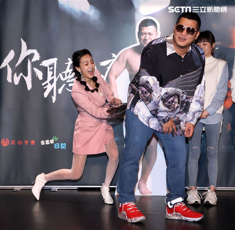 鐵漢歌手含羞草-草爺新歌發表兼公益代言，王思佳到場力挺。（記者邱榮吉/攝影）