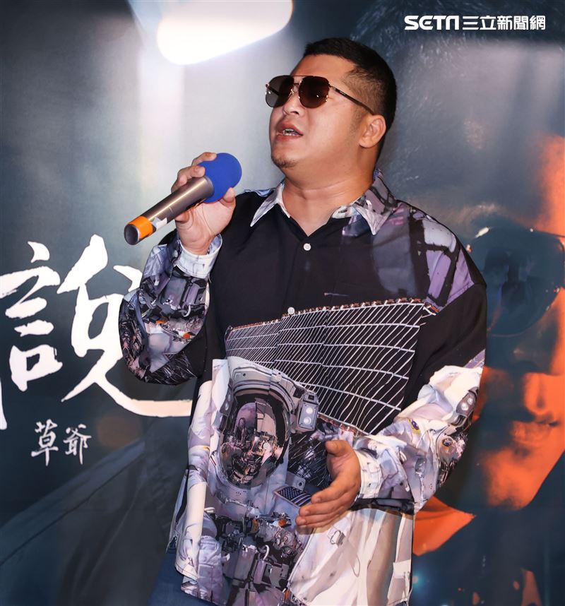 鐵漢歌手含羞草-草爺新歌發表兼公益代言，王思佳到場力挺。（記者邱榮吉/攝影）