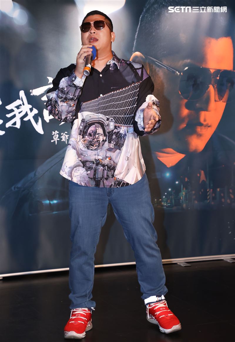 鐵漢歌手含羞草-草爺新歌發表兼公益代言，王思佳到場力挺。（記者邱榮吉/攝影）