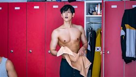 任時完轉性拍《奔向愛情》喜呼好事頻頻降臨，首集英雄救美秀腹肌吸睛。（圖／Netflix提供）