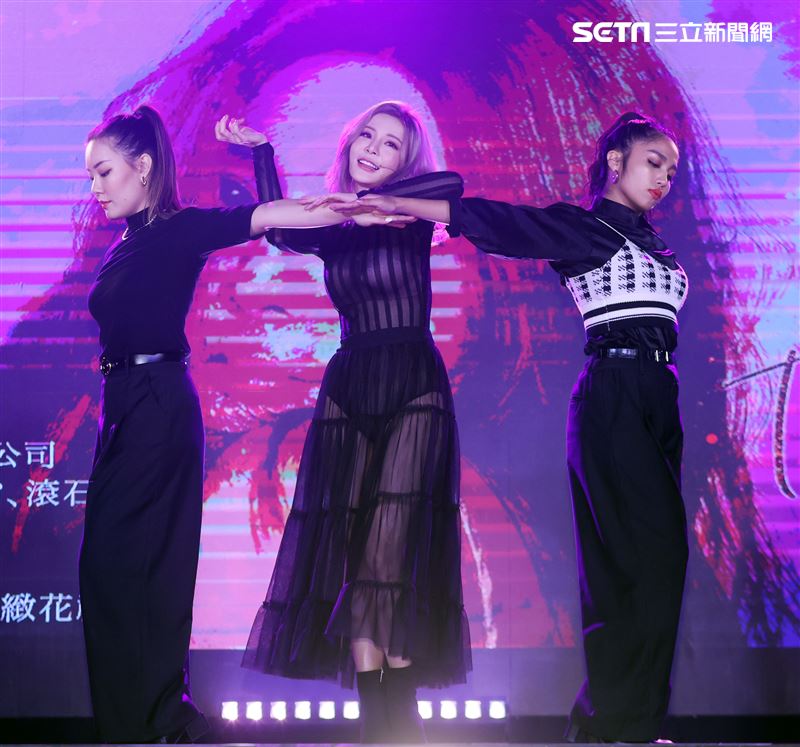 金馬爆乳女神孟慶而單曲發表。（記者邱榮吉/攝影）