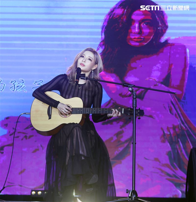 金馬爆乳女神孟慶而單曲發表。（記者邱榮吉/攝影）