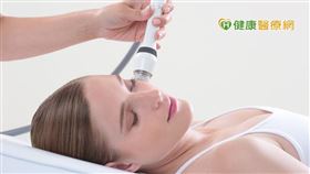 近來保養趨勢逐漸改變，消費者傾向能從「肌底」開始改善，醫美診所院長魏炯林醫師表示，從肌膚底層做深度治療，能使肌膚緊緻拉提，且維持更持久。