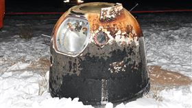 月球樣本是否與美國分享　中國：要看對方政策「嫦娥五號」月球探測器17日凌晨攜帶2公斤月球土壤返回地球（圖），中國國家航天局副局長吳艷華下午被問到是否會與美國太空總署分享樣本時表示，中美能不能合作，要視美國政府政策。（中新社提供）中央社　109年12月17日