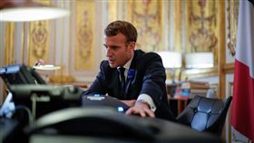 法國總統馬克宏11月30日親上火線，針對「整體安全法」排山倒海的抗議聲浪，召集政府與國會領袖商討對策。（圖取自facebook.com/EmmanuelMacron）