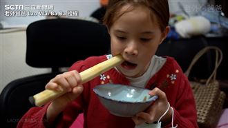 他帶6孩逛市場　大口啃甘蔗台味滿滿