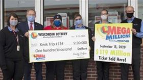 ▲Adrian Tongson出面領取鉅額頭獎獎金。（圖／翻攝自威斯康辛州彩券推特）