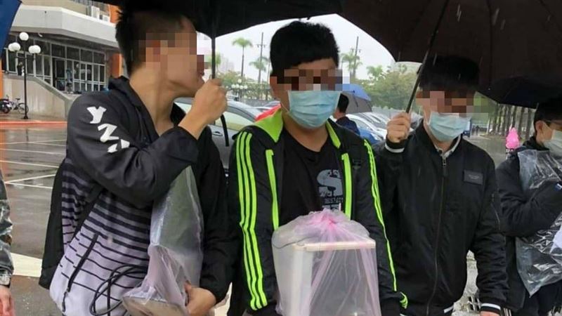 3黑衣人搬電子秤　哀戚畫面網歪樓