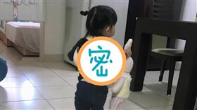 媽媽廚房煮麵！一轉頭胸罩消失（圖／翻攝自爆廢公社公開版臉書）