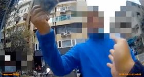 李男不滿被開單，揮舞鈔票怒嗆「老子有錢」。（圖／翻攝畫面）