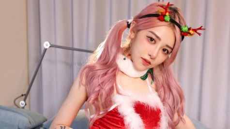 網紅聖誕戰袍狂洩雪乳　小丁險遮不住