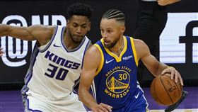 ▲柯瑞（Stephen Curry）飆進6顆三分球，連2場攻下29分。（圖／美聯社／達志影像）