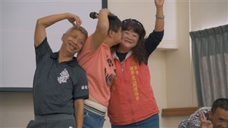 優良教師成媽媽桑　領軍帶小姐做公益