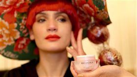 ▲巴黎時裝週彩妝師們還稱讚「發光乳霜 粉鑽瓶」是最有效率的保養型底妝產品。（圖／業者提供）