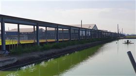 屏東農田水利圳蓋光電見成效（3）農田水利署屏東管理處將灌排水路租給光電公司設置太陽能板，採用架高的龍門式設計不影響清淤、灌排及水質，同時，在陽光斜射時還能遮蔭，獲得農民歡迎。中央社記者郭芷瑄攝  109年12月18日