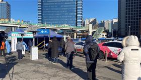 首爾火車站前廣場設立臨時採檢站韓國政府所設的臨時採檢站，希望藉此及早找出更多無症狀感染者。圖為設於首爾火車站前廣場的採檢站，民眾排隊時仍須遵守社交距離。中央社記者廖禹揚首爾攝  109年12月14日