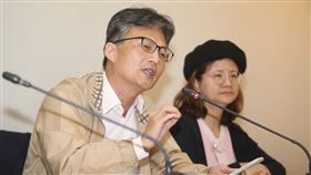 反萊豬醫師蘇偉碩：衛福部告發之舉造成寒蟬效應醫師蘇偉碩頻頻發表萊劑恐危害健康言論，衛福部認定為不實謠言向警方告發。蘇偉碩（左）17日表示自己是針對萊劑討論，而非豬肉或牛肉，認為衛福部的舉動會造成寒蟬效應。中央社記者張新偉攝  109年12月17日