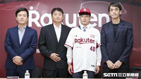 ▲樂天桃猿副董事長渡邊崇（右1）、領隊劉玠廷、總教練曾豪駒和賴鴻誠合影。（圖／記者楊澍攝影）