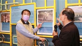 走過百年　烏山頭水庫及嘉南大圳主題展揭幕台南烏山頭水庫及嘉南大圳今年動工100週年，百週年主題展18日在烏山頭水庫八田與一紀念園區登場，台南市長黃偉哲（左）主持開展並參觀。（台南市政府提供）中央社記者張榮祥台南傳真　109年12月18日
