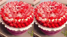 網友分超浮誇的草莓蛋糕，鮮紅的草莓鋪滿整塊蛋糕，密集程度完全看不到空隙，再灑上雪白糖粉，令人看了食指大動。（合成圖／翻攝自臉書社團「美食公社」）