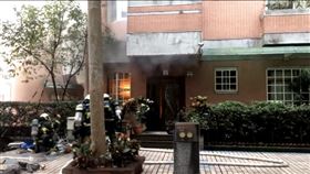 台北市信義區松仁路253巷內公寓發生火警。（圖／翻攝畫面）