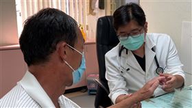 小心「撲克臉」　4症狀恐帕金森氏症(南投醫院提供)