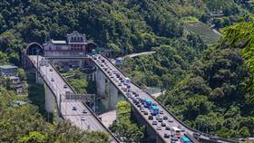 中秋連假首日　雪隧前車輛大排長龍中秋連續假期第一天，13日國道5號雪山隧道往宜蘭方向入口前，車輛大排長龍。中央社記者謝佳璋攝　108年9月13日