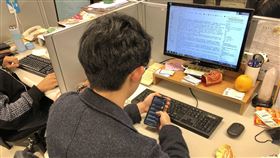 情侶,手機,查勤,電池,Dcard,App 示意圖／記者林恩如攝影