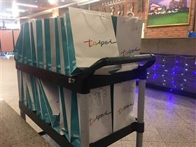 俄羅斯芭蕾舞團42團員今晚提前黯然離台，北市府仍不忘送上貼心小物，增進國際外交、也緩緩團員的心。（圖／北市聯醫提供）