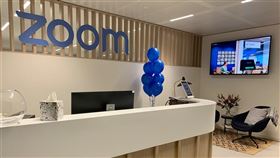 美國司法部門18日起訴一名美國電信企業在中國地區任職的員工，指控他涉嫌干擾紀念六四天安門事件的視訊活動。外媒與民運人士王丹指稱這家電信企業為Zoom。（圖／翻攝自facebook.com/zoomvideocommunications）
