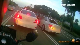 乘客垃圾隨手丟　後車駕駛撿起丟回去