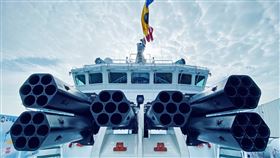 ▲安平艦上6根黑色的管狀物引起網友好奇，海巡署透過臉書解答。（圖／翻攝海巡署臉書）