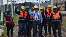 南迴鐵路電氣化工程英雄南迴鐵路電氣化工程最艱困的金崙段由400多名工人日夜趕工，當中3分之1的越南籍移工則是英雄中的英雄，沒有他們工程就無法完成。中央社記者盧太城台東攝  109年12月19日