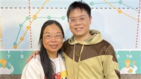 鄭同學（右）擁抱媽媽，感謝一直以來對他的照顧。（圖／記者簡浩正攝影）