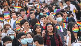 台灣同志遊行　13萬人街頭相挺（2）一年一度的台灣同志遊行31日在台北市政府前廣場登場，呼應遊行邁入第18屆，今年主題為「成人之美」，希望強調性多樣社群（LGBTIQA+）不只是需要「被看見」，而是應該被真正的理解與尊重，讓每個人都是最美的存在。主辦單位表示，今年約有13萬人走上街頭相挺。中央社記者裴禛攝　109年10月31日