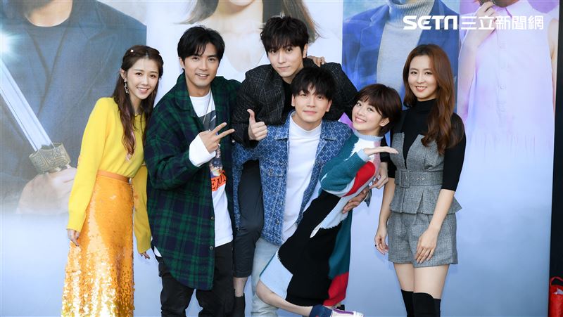 兩女星突獻吻　賀軍翔嚇傻問：整人嗎