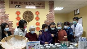 侯友宜出席貢寮旺福公共托老中心開幕（1）新北市長侯友宜（右4）19日主持貢寮旺福公共托老中心開幕儀式，與長者一同品嚐精心設計、適合長者食用的湯圓。中央社記者沈佩瑤攝  109年12月19日