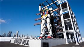 紀念日本人氣動畫「機動戰士鋼彈」40週年打造的1比1「可動鋼彈」，今天開始在日本橫濱市橫濱港山下碼頭公開亮相。（圖／翻攝自GUNDAM FACTORY YOKOHAMA 公式推特）