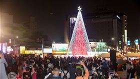 台中耶誕打造禮讚之樹台中市政府今年邀請在地工藝家蕭明瑜在台中火車站前廣場以9999朵紅色彩結打造11米高的主樹「禮讚之樹」，每一朵彩結都代表最深的祝福，藉此傳達面對疫情仍要團結一致、彼此守護的溫暖意象。（台中市政府提供）中央社記者趙麗妍傳真  109年12月19日