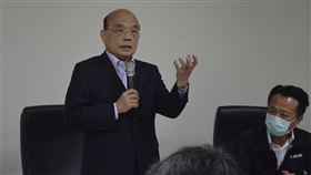 嘉義縣爭取設科學園區　蘇貞昌指示科技部規畫嘉義縣長翁章梁（右）與地方各界爭取設置嘉義縣科學園區，行政院長蘇貞昌（左）19日視察嘉義縣馬稠後產業園區時說，「愛乎有啦（台語）」，指示科技部等單位著手規畫。中央社記者蔡智明攝　109年12月19日