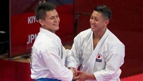 王翌達空手道個人型奪銀　與日名將握手致意2018雅加達亞運空手道賽事25日登場，中華隊選手王翌達（左）在男子個人型項目決賽不敵日本勁敵喜友名諒（右）摘銀，兩人賽後握手致意。中央社記者吳翊寧雅加達攝　107年8月25日