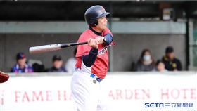 ▲前兄弟「假日飛刀手」陳義信從黃平洋手中敲出安打。（圖／記者劉彥池攝影）